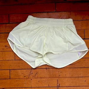 Lululemon hotty hot shorts 2.5 inch